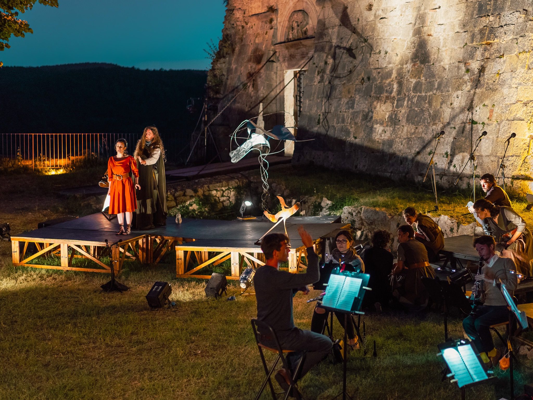 Un momento delle prove del recente spettacolo al Castello di Sarteano "Meta(')", produzione Arrischianti